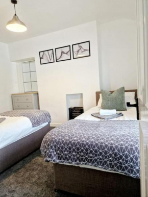 Bright and Modern Wales Homefromhome, contractors and professionals